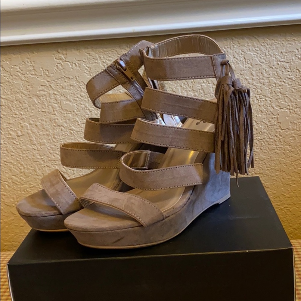 8 1/2 wedge velvet fringe